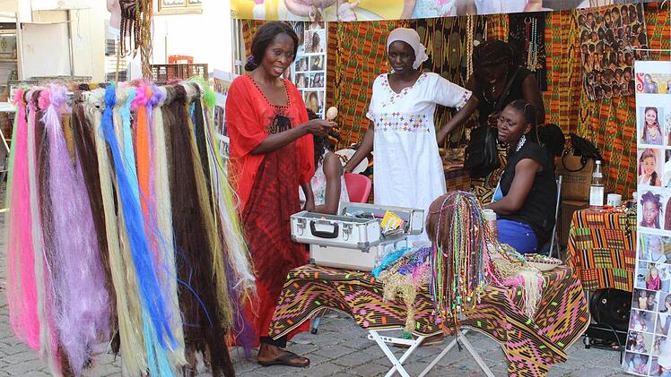 Frisuren konnte man sich an Ort und Stelle machen lassen.