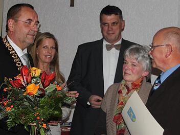 Josef Bechmann (rechts) erhielt die Ehrenmedaille der Stadt von Bürgermeister Jürgen Kohmann überreicht. Mit auf dem Bild sind (von rechts) Hildegard Bechmann, Zweiter Bürgermeister Hans Josef Stich und Dritte Bürgermeisterin Sabine Scheer. Fotos: Matthias Einwag