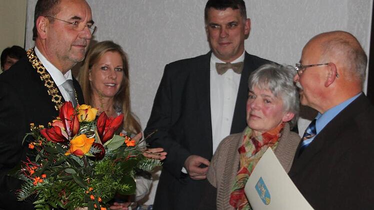 Josef Bechmann (rechts) erhielt die Ehrenmedaille der Stadt von Bürgermeister Jürgen Kohmann überreicht. Mit auf dem Bild sind (von rechts) Hildegard Bechmann, Zweiter Bürgermeister Hans Josef Stich und Dritte Bürgermeisterin Sabine Scheer. Fotos: Matthias Einwag