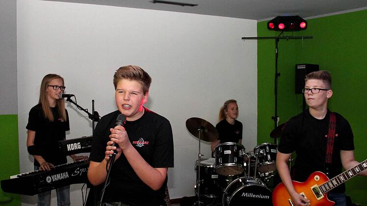 Die junge Nachwuchsband "RocKidz" sorgte beim Sommerfest im Adelsdorfer Bunker für gute Stimmung.  Fotos: Johanna Blum