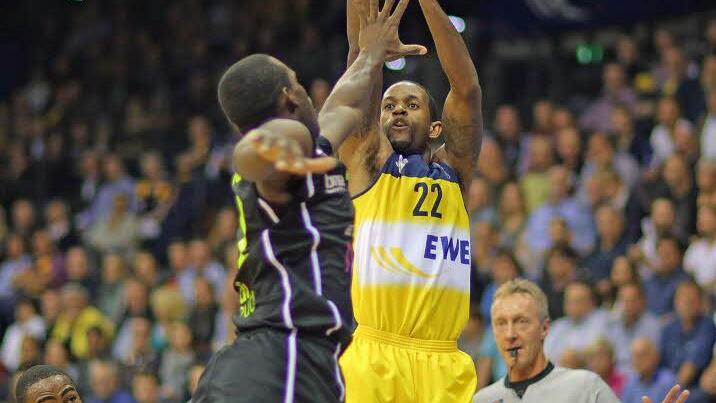 Julius Jenkins (EWE Baskets Oldenburg) beim Dreier-Wurf.