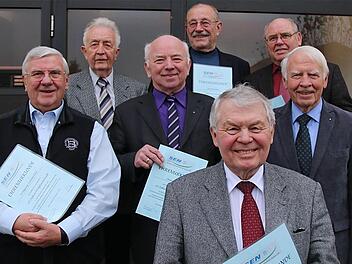Für zehnjährige Mitgliedschaft in der Senioren-Union geehrt wurden: Peter Klaje (vorne), (Mitte v.l.): Wolfgang Sommerfeld, Otmar Pfister, Eberhard Gräf; (hinten v.l.): Elmar Hartung, Adolf Weibel und Hugo Kippes. Foto: Gerd Schaar