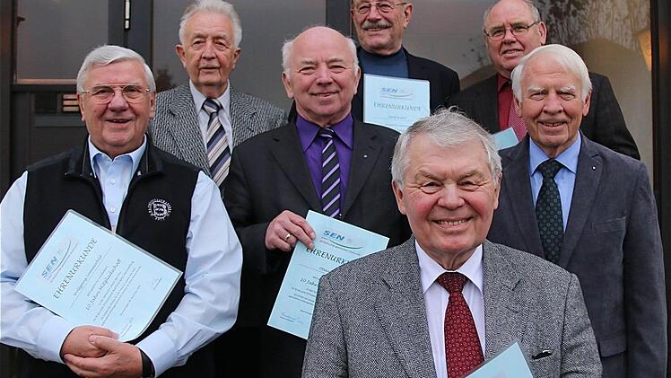 Für zehnjährige Mitgliedschaft in der Senioren-Union geehrt wurden: Peter Klaje (vorne), (Mitte v.l.): Wolfgang Sommerfeld, Otmar Pfister, Eberhard Gräf; (hinten v.l.): Elmar Hartung, Adolf Weibel und Hugo Kippes. Foto: Gerd Schaar