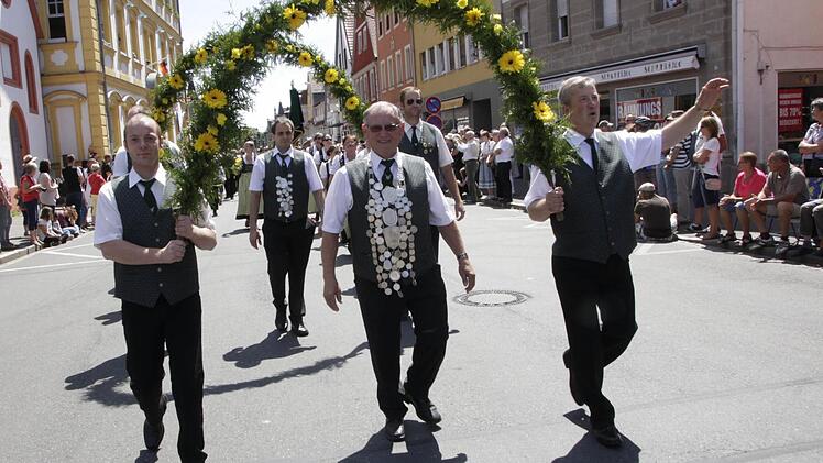 Angeführt wurde der Zug von den Schützenvereinen der Region. Foto: Josef Hofbauer
