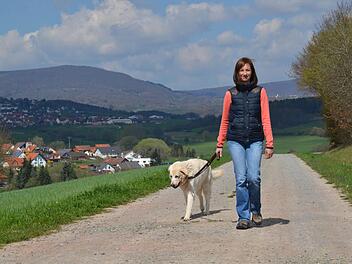 Hundetrainerin Diana Endres geht mit ihrer Hündin auf einem Feldweg am Mühlberg spazieren. Sobald Spaziergänger (oder wie hier Fotografen) entgegenkommen, leint sie ihren Vierbeiner an. Foto: Kathrin Kupka-Hahn