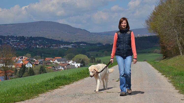 Hundetrainerin Diana Endres geht mit ihrer Hündin auf einem Feldweg am Mühlberg spazieren. Sobald Spaziergänger (oder wie hier Fotografen) entgegenkommen, leint sie ihren Vierbeiner an. Foto: Kathrin Kupka-Hahn