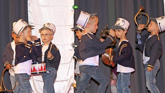 Die Zirkuskapelle brachte beim Eltmanner Kindergartenfest Stimmung in die Stadthalle.  Foto: G&uuml;nther Geiling