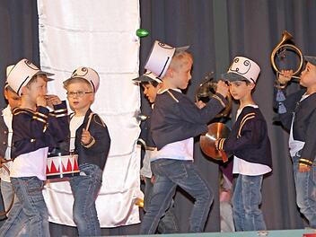 Die Zirkuskapelle brachte beim Eltmanner Kindergartenfest Stimmung in die Stadthalle.  Foto: Günther Geiling