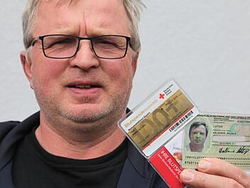 Blutspender müssen sich ab sofort bei Blutspendeterminen vor ihrer Spende mit dem Blutspendeausweis und einem amtlichen Lichtbildausweis (Personalausweis, Reisepass oder Führerschein) ausweisen. Das wird aufgrund neuer gesetzlicher Vorgaben notwendig. Waldemar Lutter aus Reckendorf, der bereits 150-mal Blut gespendet hat, zeigt die beiden Ausweise, die er zu den Spendeterminen immer mitbringt.             Foto: Michael Will / BRK