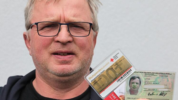 Blutspender müssen sich ab sofort bei Blutspendeterminen vor ihrer Spende mit dem Blutspendeausweis und einem amtlichen Lichtbildausweis (Personalausweis, Reisepass oder Führerschein) ausweisen. Das wird aufgrund neuer gesetzlicher Vorgaben notwendig. Waldemar Lutter aus Reckendorf, der bereits 150-mal Blut gespendet hat, zeigt die beiden Ausweise, die er zu den Spendeterminen immer mitbringt.             Foto: Michael Will / BRK