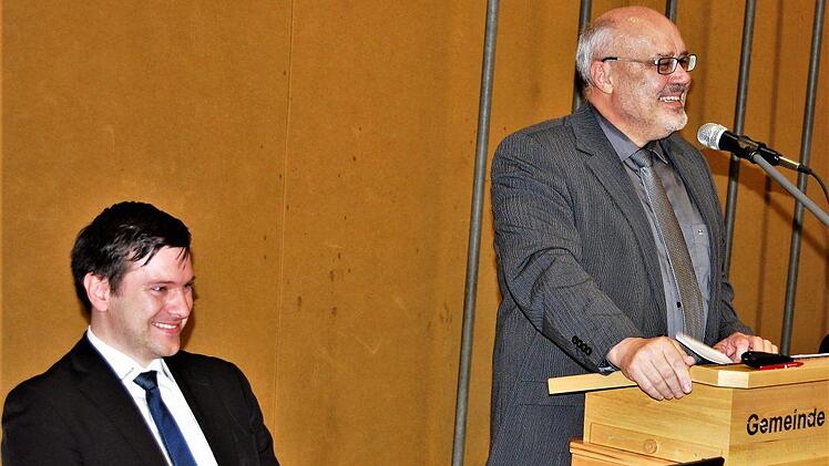 Ortssprecher Benedikt Kessler (FWG, links) und Bürgermeister Franz Kuhn (CSU) begrüßten 70 Einwohner zur Bürgerversammlung in Ebenhausen.