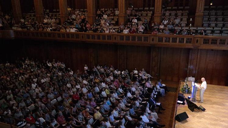 Mehr als tausend Kongressteilnehmer füllten den Regentenbau. Auf der Bühne: Joachim Galuska.Kai Fraass