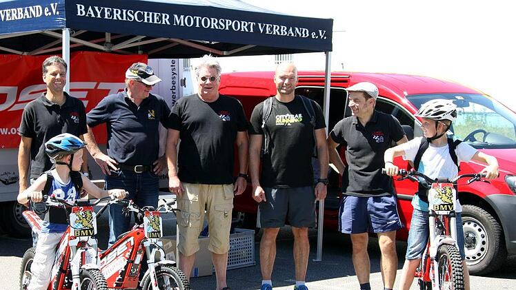 Der AMSC Hammelburg organisierte für den Bayerischen Motorsport-Verband einen Schnupperkurs. Sportleiter Florian Arand (hinten, von links), BMV-Beauftragter Peter Wolf, Horst Pluntke, Robert Wachmer und Bernhard Preißendörfer kümmerten sich um einen geordneten und unfallfreien Ablauf.  Karlheinz Franz