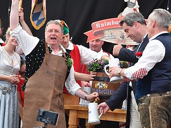 Das erste Fass ist angestochen. Die Bierwoche ist eröffnet.Foto: Ronald Rinklef