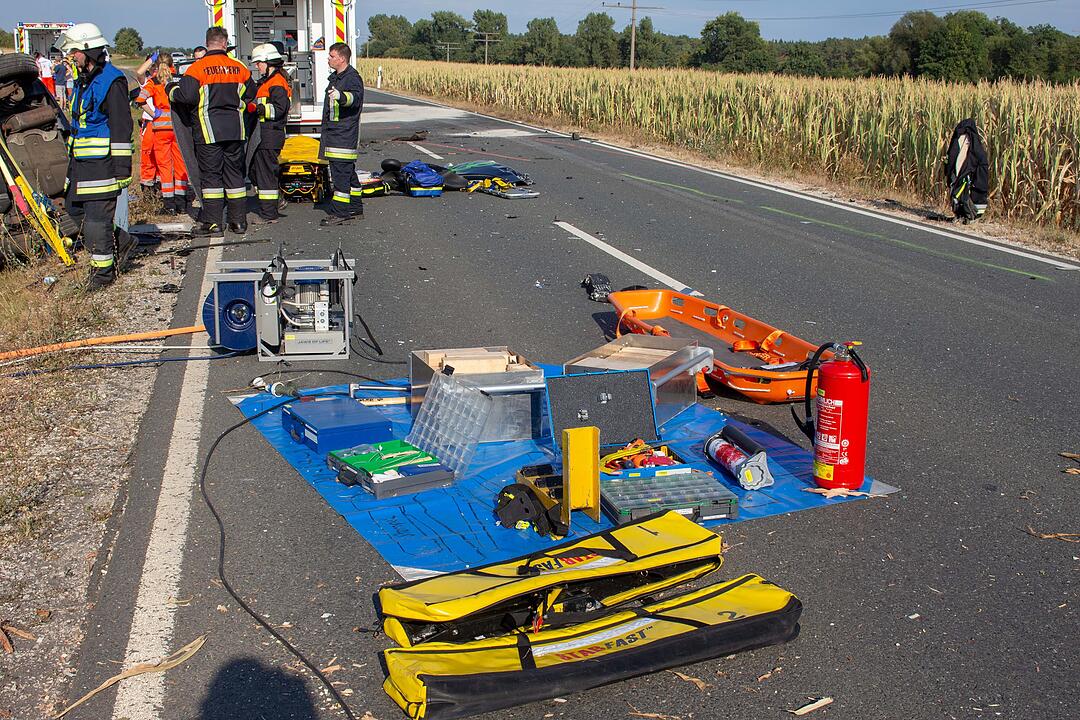 Nach Frontalcrash mit drei Autos: Ein Fahrzeug landet im Maisfeld