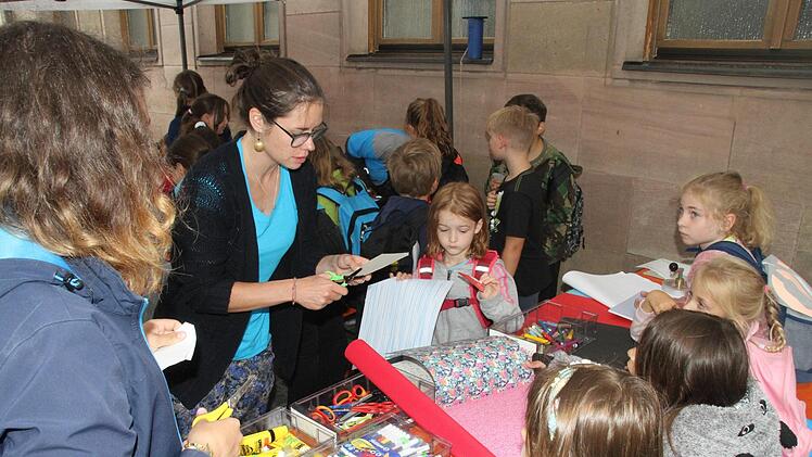 Beim Basteln waren die Kinder von Anfang an begeistert dabei.