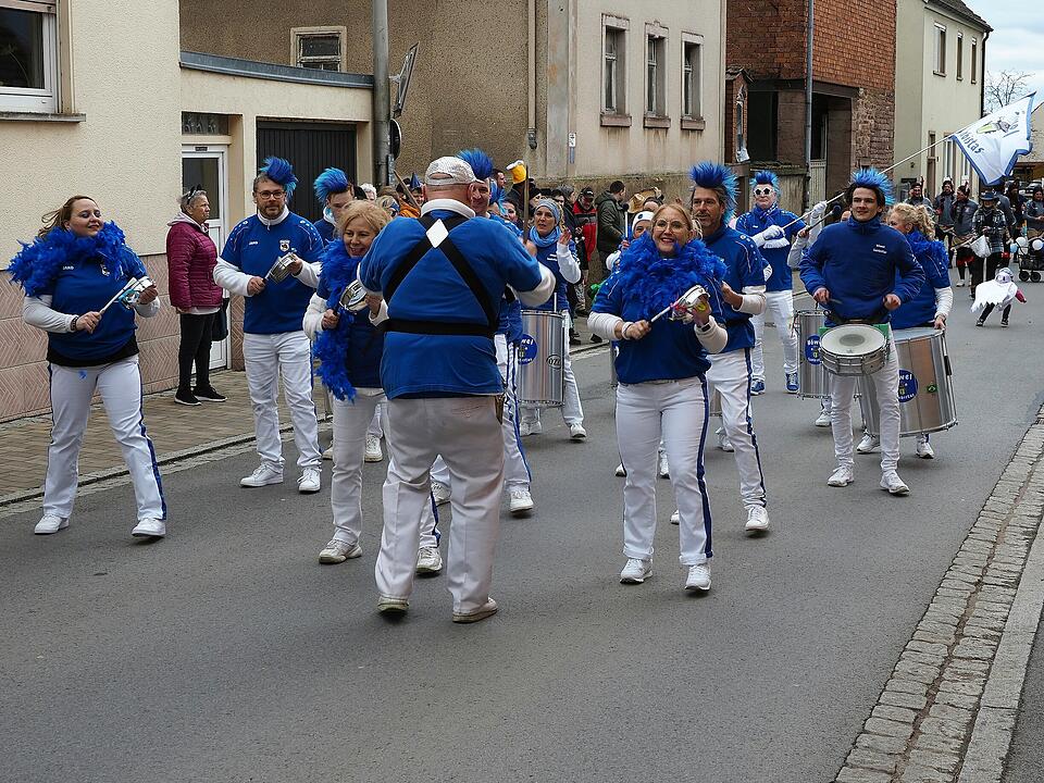 Mit vielen Fuß- und Musikgruppen