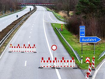 A70 bei Bamberg: Totalsperrung für komplizierte Bergungsarbeiten nach Lkw-Unfall A70 bei Bamberg: Totalsperrung für komplizierte Bergungsarbeiten nach Lkw-Unfall