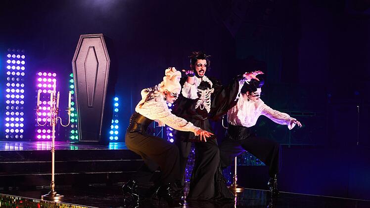 Drag-Vampir Moritz (links, mit Pierre, rechts, und Bambi Mercury) fand: "Wir hatten die leichteste Choreo von allen, das war auch gut so, glaube ich!"