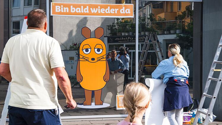 Statt der Maus-Skulptur prangt am Vierscheibenhaus in K&ouml;ln derzeit ein Aufkleber.