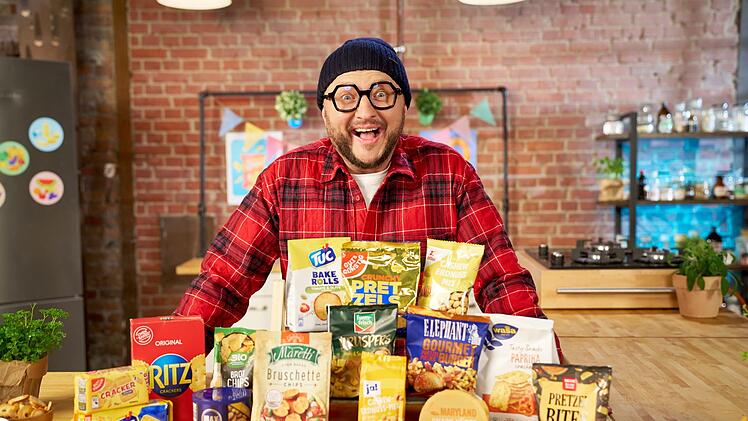 Was Sebastian Lege sympathisch macht: Auch ihn kann man mit Knabbereien "verf&uuml;hren".