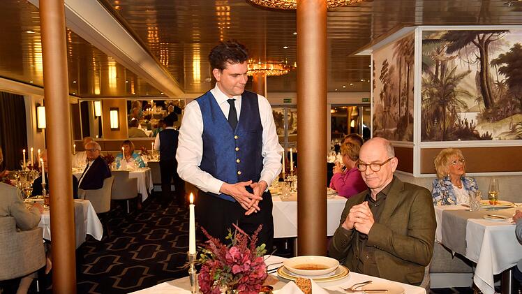 In der neuen "Das Traumschiff"-Episode hat van der Horst einen Gastauftritt als Kellner. Ein "Kindheitstraum", verrät er.