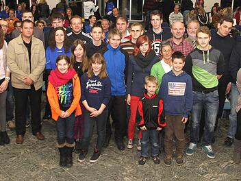 Strullendorfer Sportlerehrung 2013: Gruppenbild mit allen Einzelsportlern und jeweils einem Mannschaftsvertreter der erfolgreichen Teams im Jahre 2012.Foto: Bertram Wagner