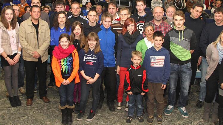 Strullendorfer Sportlerehrung 2013: Gruppenbild mit allen Einzelsportlern und jeweils einem Mannschaftsvertreter der erfolgreichen Teams im Jahre 2012.Foto: Bertram Wagner