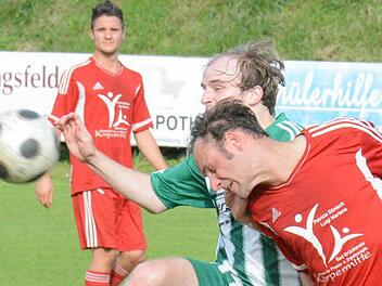 Zweikampfstark: Schondras Michael Rölling (vorne) zeigt im Infight mit Ralf Wilferd (FC Hammelburg) vollen Einsatz. Foto: ssp
