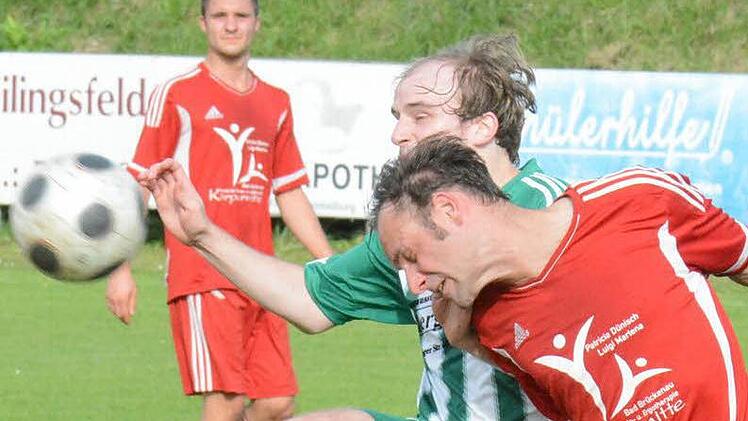 Zweikampfstark: Schondras Michael Rölling (vorne) zeigt im Infight mit Ralf Wilferd (FC Hammelburg) vollen Einsatz. Foto: ssp