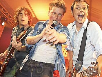 Die Dorfrocker gaben ihren Fans ordentlich Zunder: Gitarrist Philipp, Sänger Tobias und Bassist Markus (von links) begeisterten mit Stimmungshits aus ihrem aktuellen Album "Holz".