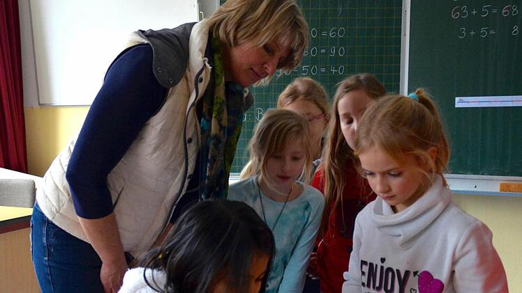 Hier prüfen die angehenden Energiedetektive, ob die Temperatur im Klassenzimmer stimmt. Diesmal benutzt Wan das Messgerät, Brigitte Kriebstein und die anderen Kinder schauen dabei zu, ob sie es auch richtig macht. Foto: Kathrin Kupka-Hahn