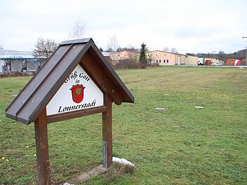 Dieses Grundstück am Ortsrand von Lonnerstadt gehört der Gemeinde. Für den Bürgermeister wäre das eine Option für die Unterbringung von Flüchtlingen. Es müsste nur jemand die Unterkünfte bauen. Foto: Andreas Dorsch