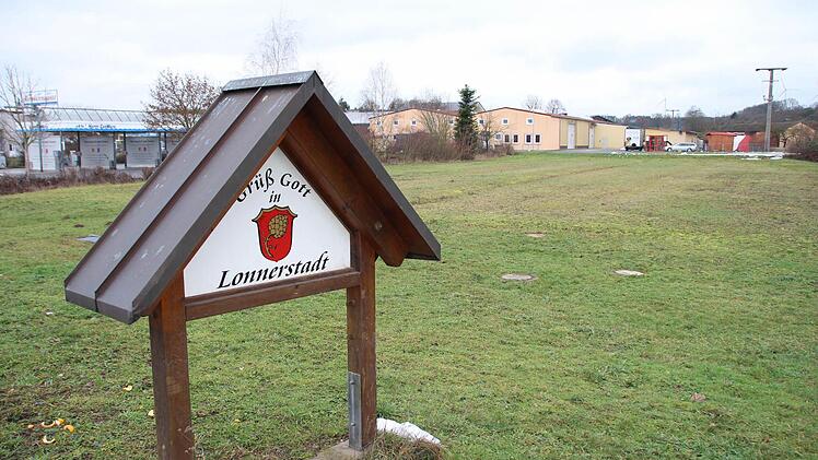 Dieses Grundstück am Ortsrand von Lonnerstadt gehört der Gemeinde. Für den Bürgermeister wäre das eine Option für die Unterbringung von Flüchtlingen. Es müsste nur jemand die Unterkünfte bauen. Foto: Andreas Dorsch