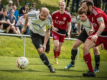 Auf Daniel Grasgruber (links) und seine Kasendorfer kommen auch in der neuen Saison etliche weite Fahrten in den Großraum Nürnberg zu. Duelle mit dem FSV Stadeln (hier eine Szene aus dem letzten Saisonspiel) wird es aber nicht mehr geben, denn die Fürther Vorstädter überstanden die Relegation nicht. Foto: Alexander Muck