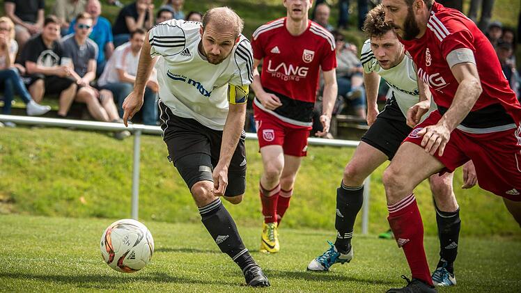 Auf Daniel Grasgruber (links) und seine Kasendorfer kommen auch in der neuen Saison etliche weite Fahrten in den Großraum Nürnberg zu. Duelle mit dem FSV Stadeln (hier eine Szene aus dem letzten Saisonspiel) wird es aber nicht mehr geben, denn die Fürther Vorstädter überstanden die Relegation nicht. Foto: Alexander Muck