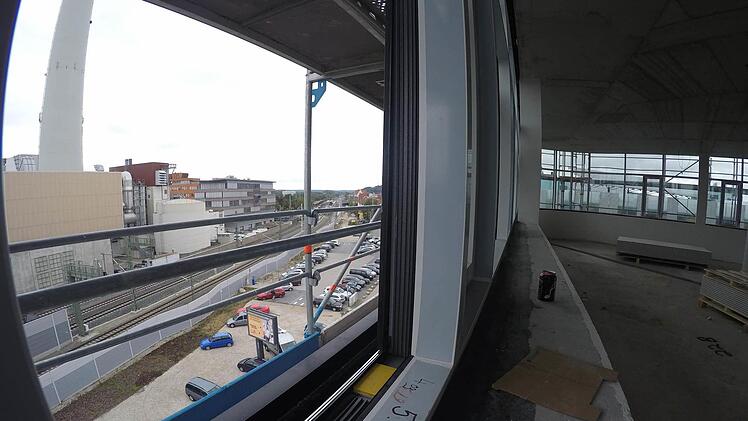 Das Atrium im Neubau des Landratsamts Erlangen-Höchstadt machte beim Richtfest Eindruck. Rund 40 Millionen Euro soll der Bau kosten. Foto: Christian Bauriedel