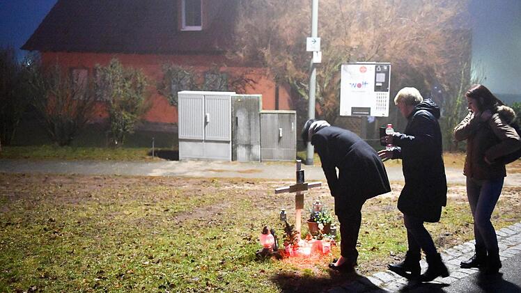 Das Gericht machte sich bei einer Ortsbegehung in Unterschleichach am Abend noch ein Bild von der Umgebung.  Foto: Ronald Rinklef
