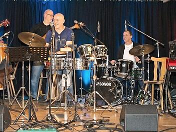 Die Band "Carlos" um den Woffendorfer Schlagzeuger Stefan Luschner gastiert am Samstag in Burkersdorf. Foto: Stephan Stöckel