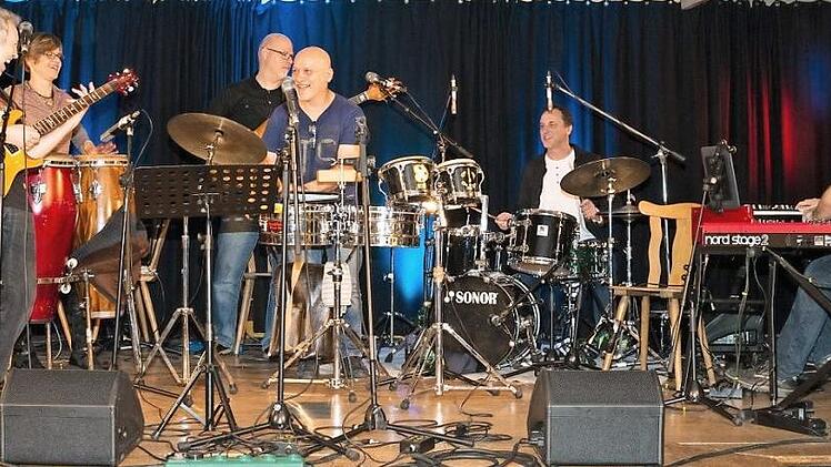 Die Band "Carlos" um den Woffendorfer Schlagzeuger Stefan Luschner gastiert am Samstag in Burkersdorf. Foto: Stephan Stöckel