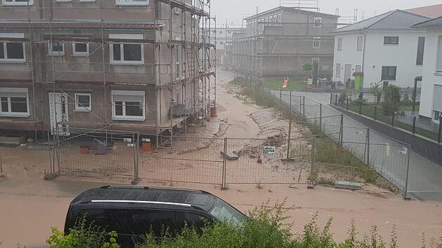 Braun gef&auml;rbt floss das Wasser von der Seeside-Baustelle in die Adelsdorfer Bahnhofstra&szlig;e.  Foto: Fabian Herzig