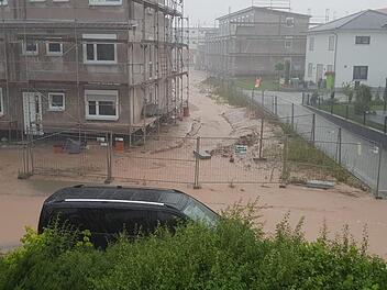 Braun gefärbt floss das Wasser von der Seeside-Baustelle in die Adelsdorfer Bahnhofstraße.  Foto: Fabian Herzig