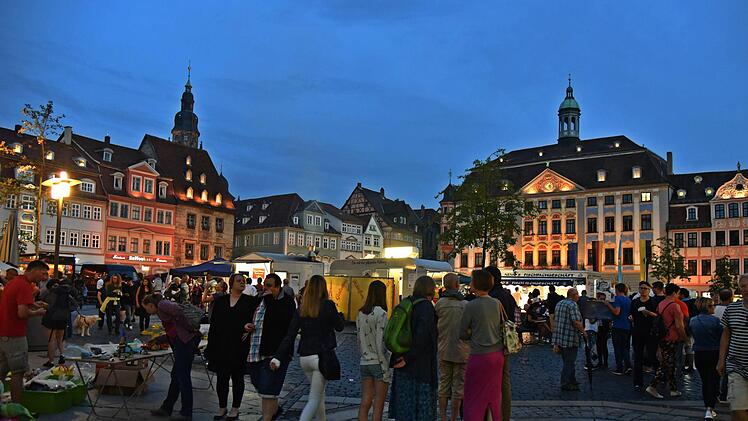 Der Flohmarkt im Juni zog viele Besucher an. Foto: Gabi Arnold