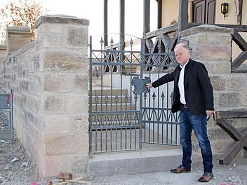 Für die Einfahrt ins neue Baugebiet in Großwenkheim ist ein Teil der Friedhofsmauer versetzt worden. Bürgermeister Helmut Blank sieht sich den neuen Zugang an.  Foto: Thomas Malz