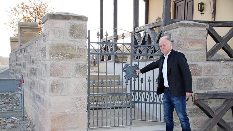 Für die Einfahrt ins neue Baugebiet in Großwenkheim ist ein Teil der Friedhofsmauer versetzt worden. Bürgermeister Helmut Blank sieht sich den neuen Zugang an.  Foto: Thomas Malz