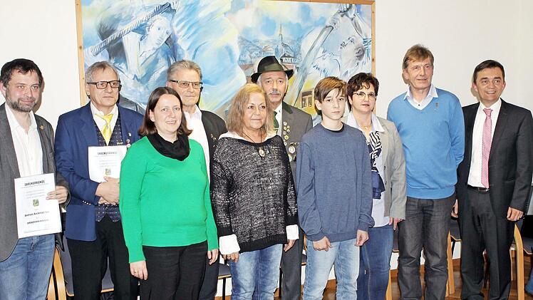 Die Stadt Wallenfels zeichnete in der Jahresabschlusssitzung des Stadtrates erfolgreiche Sportler und verdiente Bürger aus. Die Ehrungen nahm Bürgermeister Jens Korn (rechts) vor.  Foto: Michael Wunder