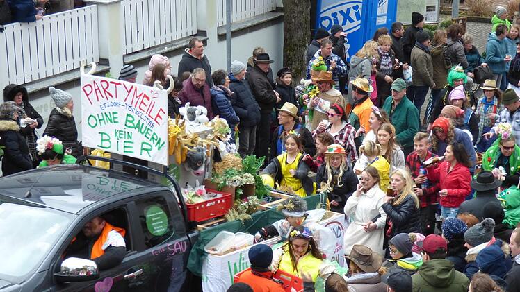 Die Narren aus Türkelstein und Etzdorf zeigten ein Herz für die  Bauern, hatten ein Partymobil mitgebracht und meinten, dass es ohne Bauern  auch kein Bier gebe. Foto: Thomas Weichert