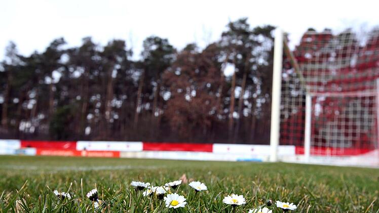Aktuell finden auf den Fußballplätzen der Region keine Spiele statt. Ab September könnte der Ball aber wieder rollen - und dann soll die unterbrochene Spielzeit fortgesetzt werden.  Foto: Sportfoto Zink