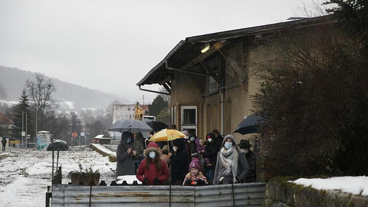 Mehr als 50 Menschen schauten sich trotz Regens die Wagen-Ankunft an.  Foto: Steffen Standke