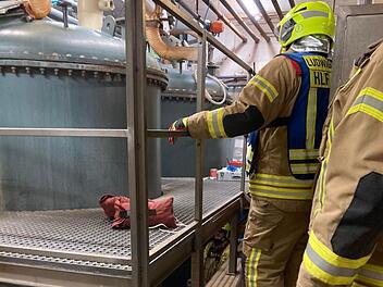 Ludwigsstadt: Feuerwehreinsatz in Industriebetrieb - Arbeiter fällt in drei Meter tiefen Schacht